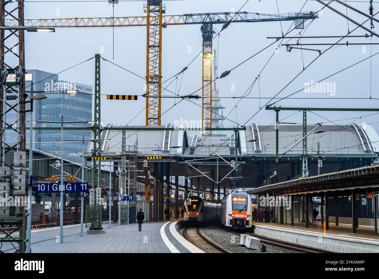 Modernisierung des Duisburger Hauptbahnhofs, die Bahnsteige der 13 Gleise werden erneuert, 2 Bahnsteige sind bereits fertig, die alten Flachdächer Stockfoto