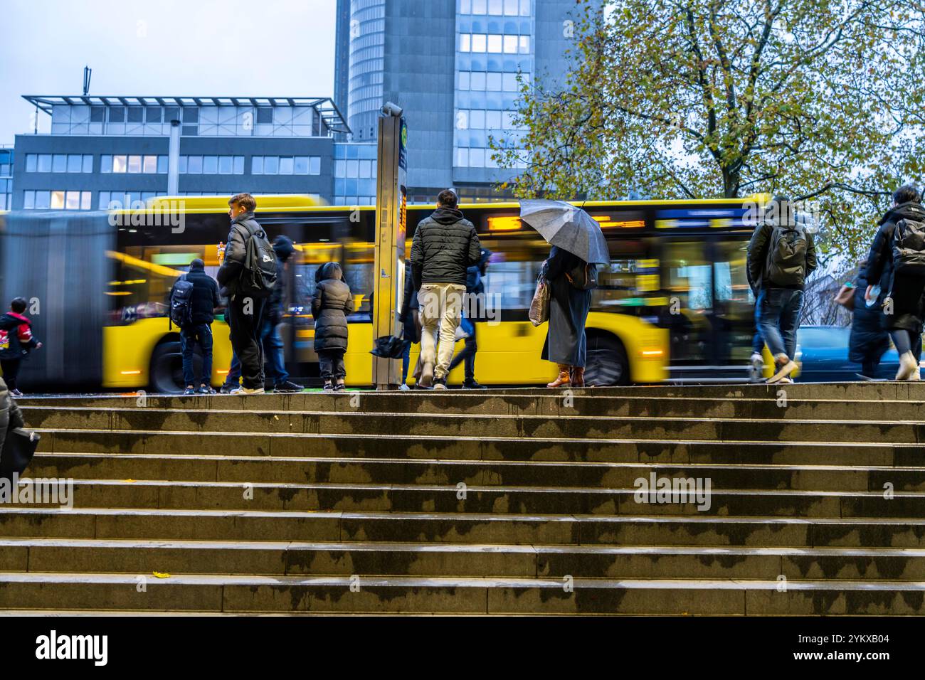 Herbst, regnerisches Wetter, Bushaltestelle am Hauptbahnhof, Passagiere warten auf den Bus, Essen, NRW, Deutschland, Stockfoto