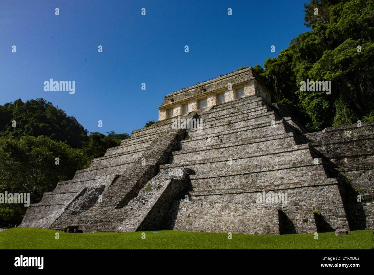 Tempel der Inschriften in Palenque, Chiapas, Mexiko. Beeindruckende Pyramide umgeben von tropischem Dschungel in einer massiven archäologischen Stätte. Stockfoto