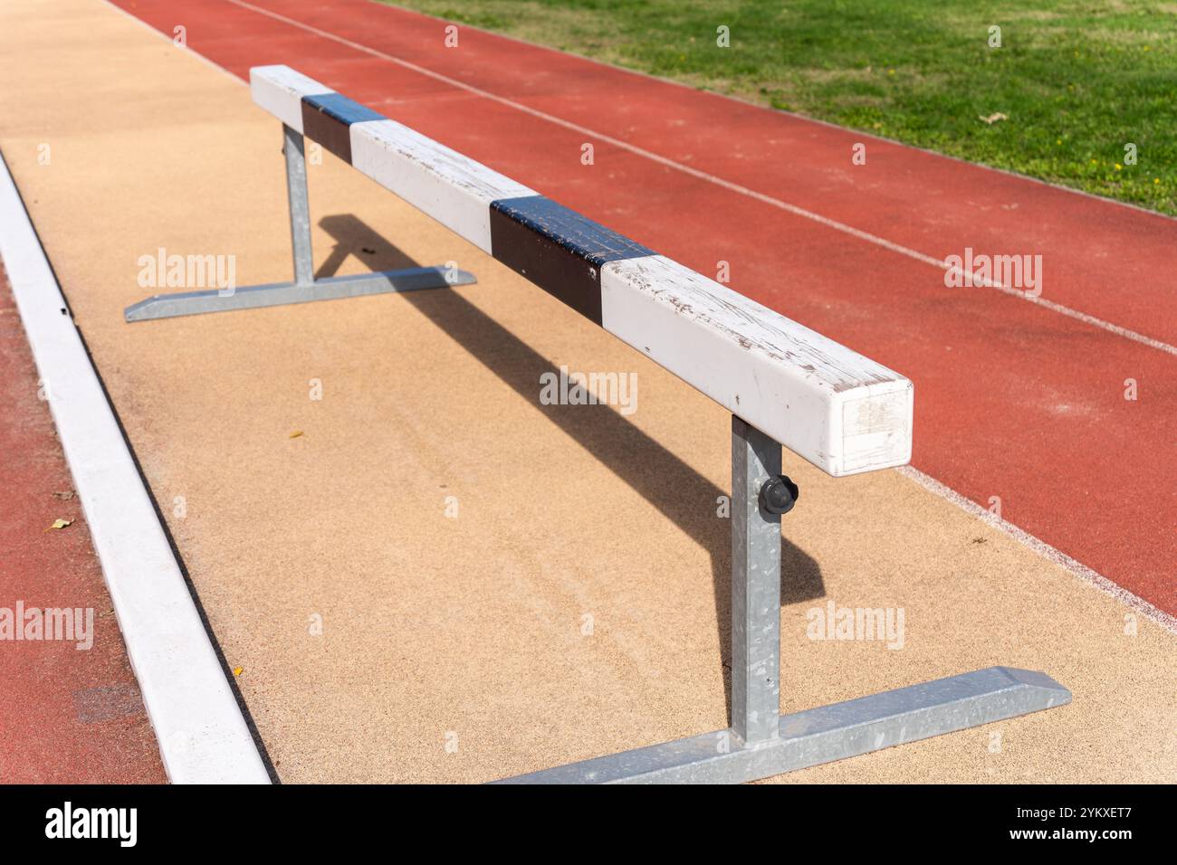 Leichtathletik-Hürdenhürde auf einer Outdoor-Laufstrecke Stockfoto