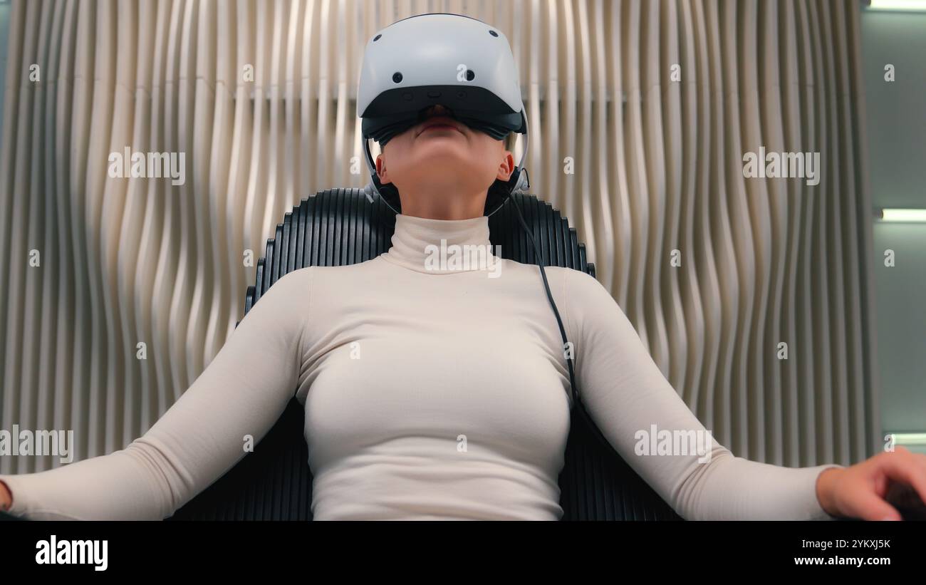 Frau weibliche IT-Fachfrau Mädchen im Gaming-Studio hifi moderne innovative Technologie VR-Brillen tragen Erkunden Sie virtuelle Augmented Reality 3D Cyber-Videos Stockfoto