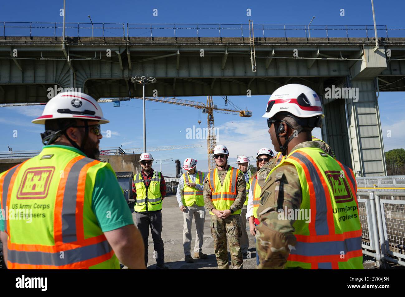 Projektmanager und Leiter des US-Army Corps of Engineers Nashville District, stellen Generalmajor Jason einen aktuellen Stand zum Bau des Chickamauga Lock Replacement Bauprojekts vor. Kelly, USACE Deputy Commanding General for Civil Works and Emergency Operations, während einer Tour durch das Projekt in Chattanooga, Tennessee, 13. November 2024. Der Besuch von General Kelly ist Teil einer Tour im gesamten Bezirk, die darauf abzielt, die operativen Herausforderungen und Fähigkeiten wichtiger Infrastrukturprojekte des Corps zu verstehen. Das Chickamauga Lock Replacement Project umfasst die Konstruktion und den Bau eines neuen 110 Fuß x 600 Fuß hohen navi Stockfoto