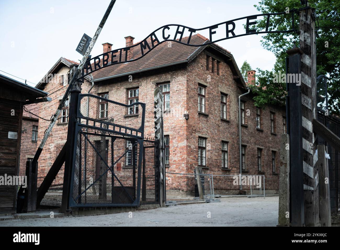 Das Haupttor des Konzentrationslagers Auschwitz Birkenau mit der Inschrift „Arbeit Macht frei“ Stockfoto