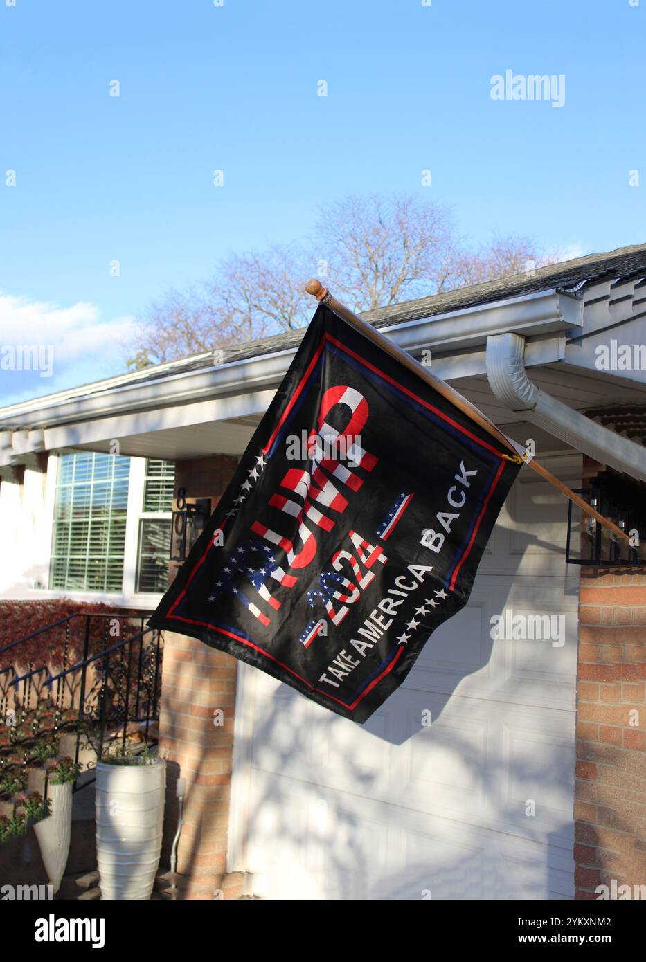 Trump 2024 nimmt die amerikanische Flagge zurück, die vor einem Haus in Skokie, Illinois, fliegt Stockfoto