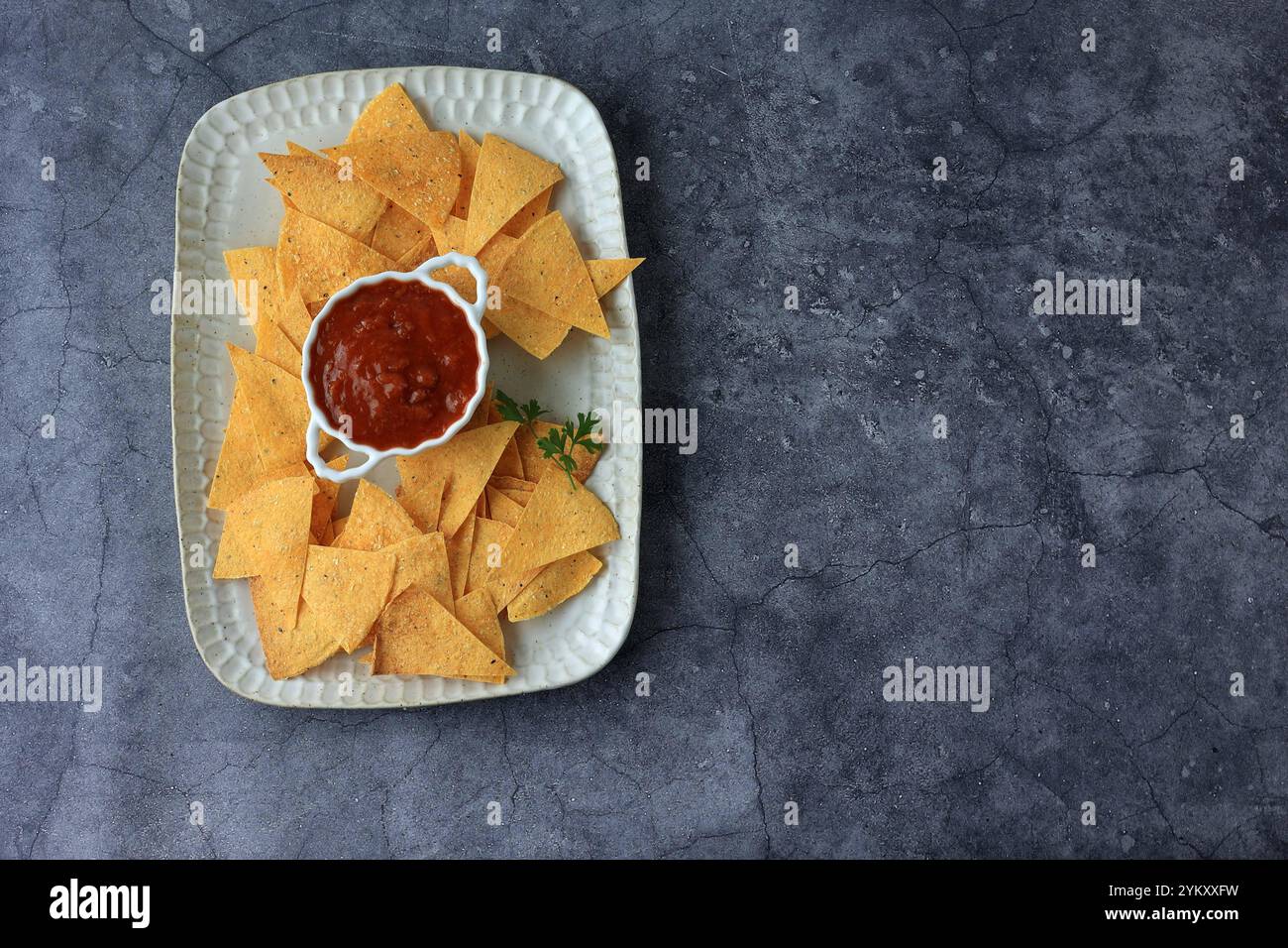 Draufsicht knusprige mexikanische Nachos mit Tomatensauce, Kopierraum für Text Stockfoto