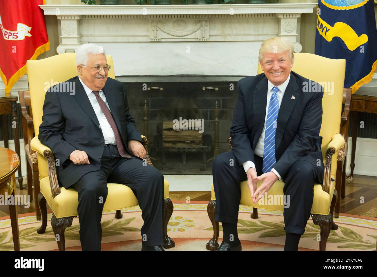 Präsident Donald Trump und Präsident der Palästinensischen Autonomiebehörde Mahmoud Abbas treffen sich am Mittwoch, den 3. Mai 2017, im Oval Office des Weißen Hauses in Washington, D.C. (Offizielles Foto des Weißen Hauses von Shealah Craighead) Stockfoto