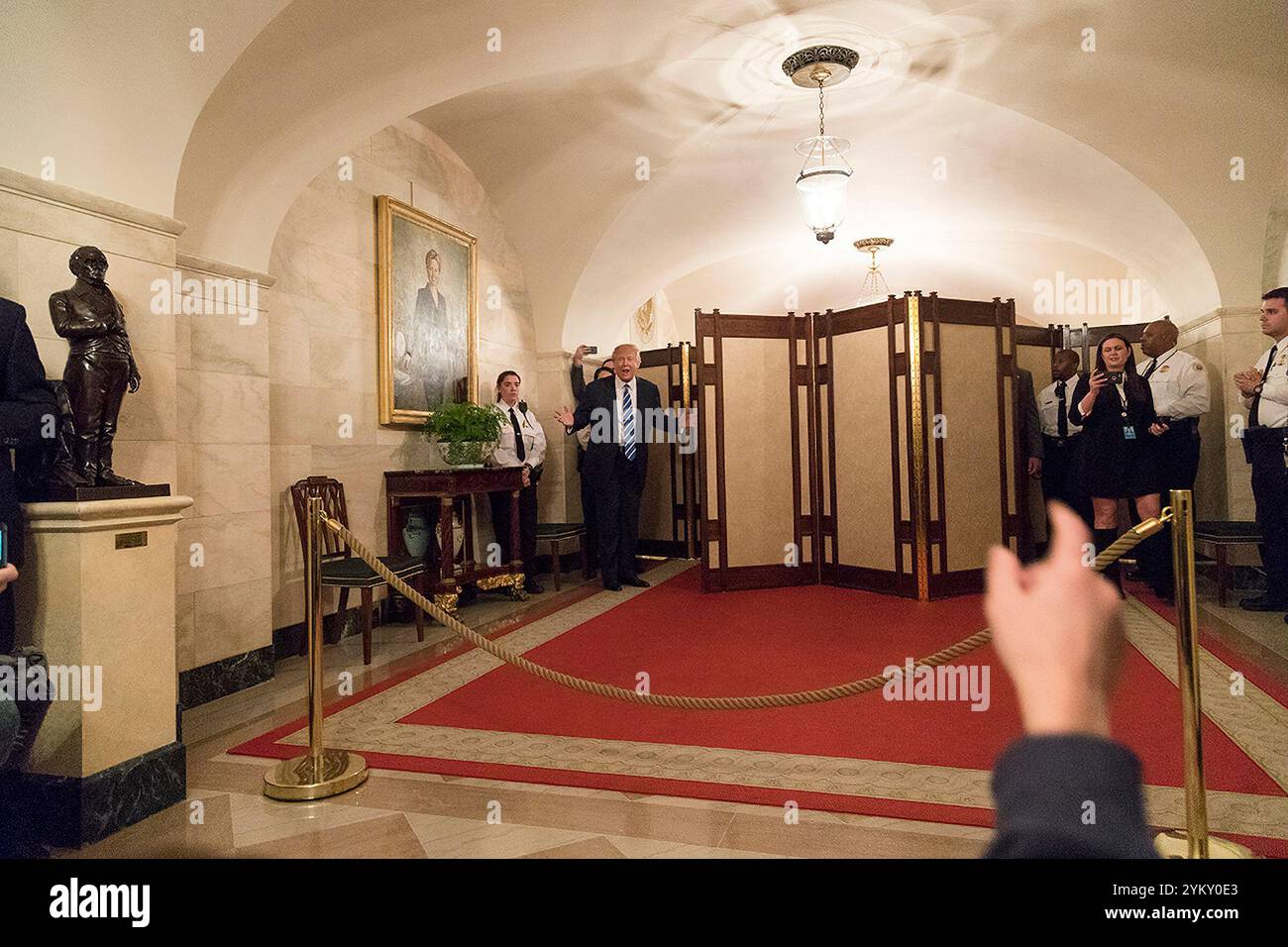 Präsident Donald Trump empfängt die Gäste der ersten offiziellen öffentlichen Touren der Trump-Administration in die zentrale Halle des weißen Hauses am Dienstag, 7. März 2017. (Offizielle White House Photo by Shealah Craighead) Stockfoto