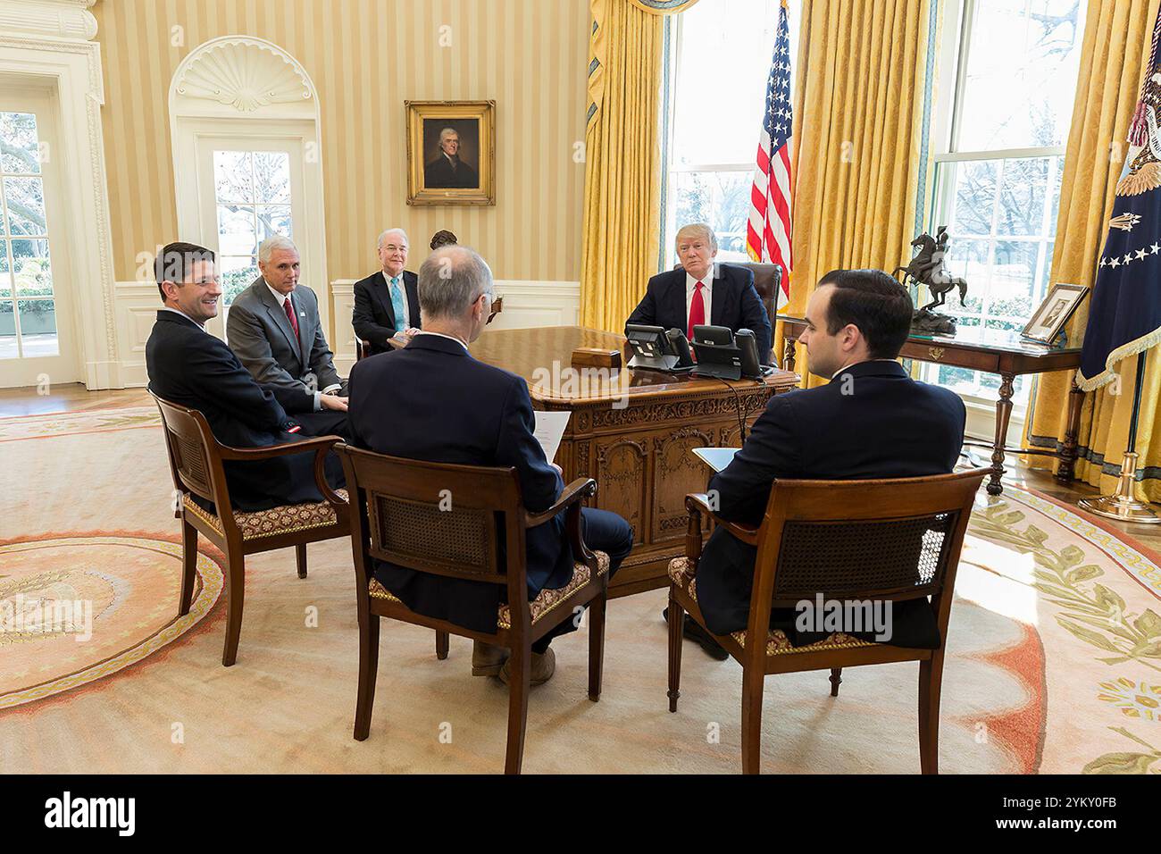 Präsident Donald Trump trifft (von links) mit dem US-Gesundheitsminister Tom Price, dem Vizepräsidenten Mike Pence, dem Präsidenten des Repräsentantenhauses Paul Ryan, Dr. Zeke Emanuel und Andrew Bremberg, dir. Inland Policy Council, Montag, 20. März 2017, im Oval Office. (Offizielles Foto des Weißen Hauses von Benjamin Applebaum) Stockfoto