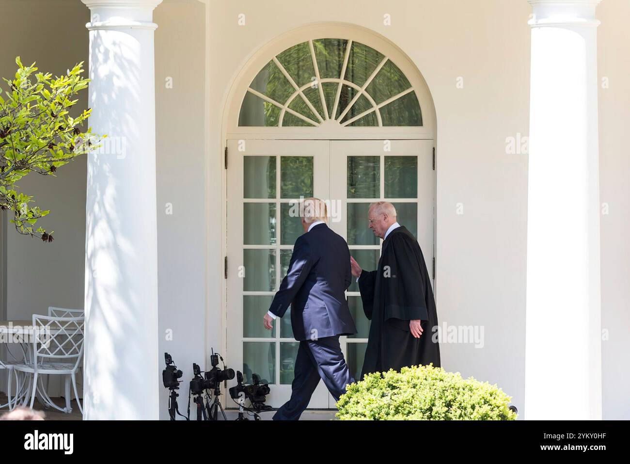 Präsident Donald Trump Spaziergänge entlang der Kolonnade mit Richter Anthony Kennedy vor dem Richter Neil M. Gorsuch unter seinem Eide der 113. Richter am Obersten Gerichtshof Montag, 10. April 2017, in der Rose Garden des weißen Hauses in Washington, D.C. sein.  (Offizielle White House Photo by Shealah Craighead) Stockfoto