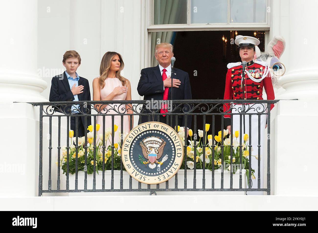 Präsident Donald Trump, First Lady Melania Trump und ihr Sohn Barron Trump haben ihre Hand über ihr Herz, während die US-Marine-Band am Montag, den 17. April 2017, die Nationalhymne aufführt und die 139. Ostereierrolle im Weißen Haus startet. (Offizielles Foto des Weißen Hauses von Joyce N. Boghosian) Stockfoto