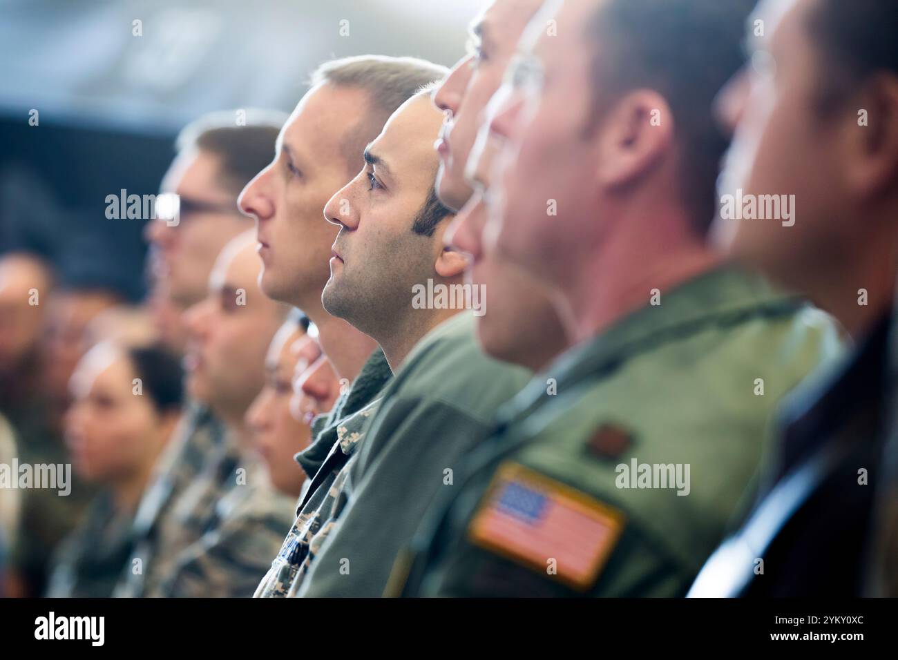 Präsident Donald J. Trump überbringt am Sonntag, den 5. November 2017, in Tokio eine Rede vor den Truppen auf der Yokota Air Base. Japan. First Lady Melania Trump nimmt Teil. (Offizielles Foto des Weißen Hauses von Shealah Craighead) Stockfoto