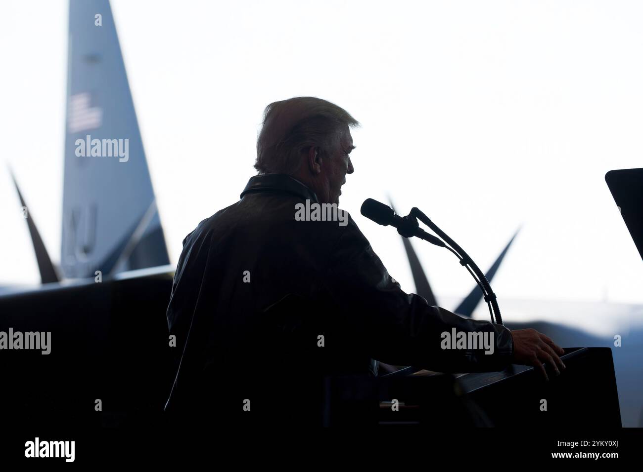 Präsident Donald J. Trump überbringt am Sonntag, den 5. November 2017, in Tokio eine Rede vor den Truppen auf der Yokota Air Base. Japan. First Lady Melania Trump nimmt Teil. (Offizielles Foto des Weißen Hauses von Shealah Craighead) Stockfoto