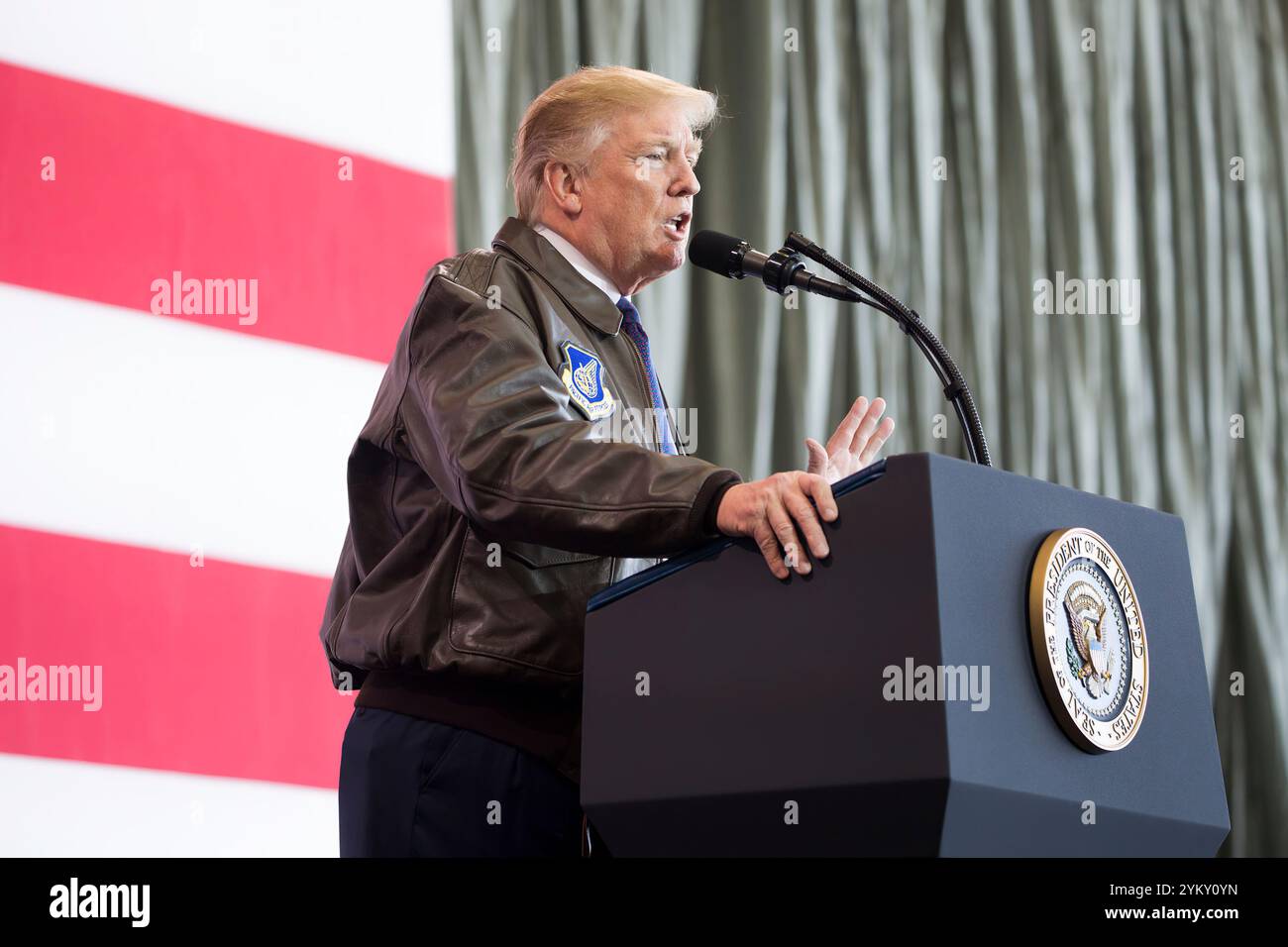Präsident Donald J. Trump überbringt am Sonntag, den 5. November 2017, in Tokio eine Rede vor den Truppen auf der Yokota Air Base. Japan. First Lady Melania Trump nimmt Teil. (Offizielles Foto des Weißen Hauses von Shealah Craighead) Stockfoto