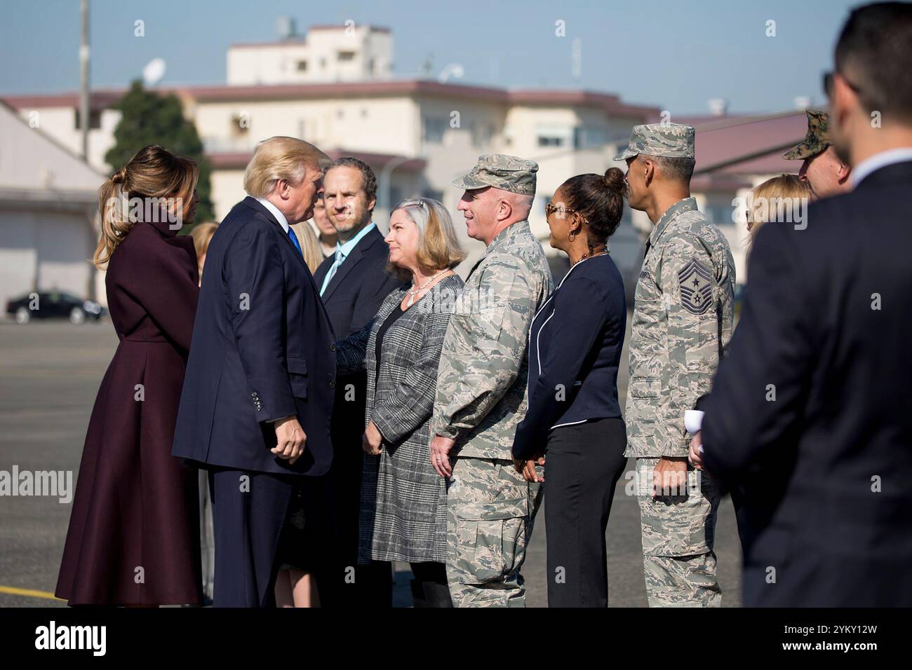 Präsident Donald J. Trump und First Lady Mrs. Melania Trump verlassen die Hardy Barracks am Dienstag, 7. November 2017 auf dem Weg nach Seoul Südkorea. Dies ist der 4. Tag einer 12-tägigen Asien-Reise. (Offizielles Foto des Weißen Hauses von Shealah Craighead) Stockfoto