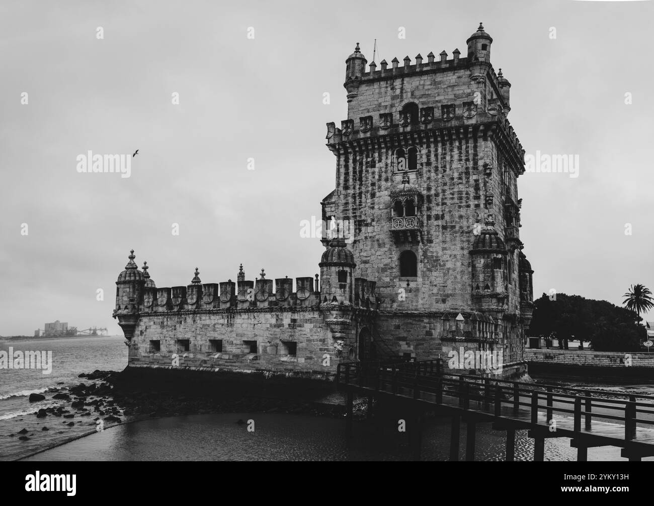 Der Turm von Belém an einem regnerischen Tag in Lissabon, Portugal, auch Turm von St. Vincent genannt. Erbaut im 16. Jahrhundert, Stockfoto