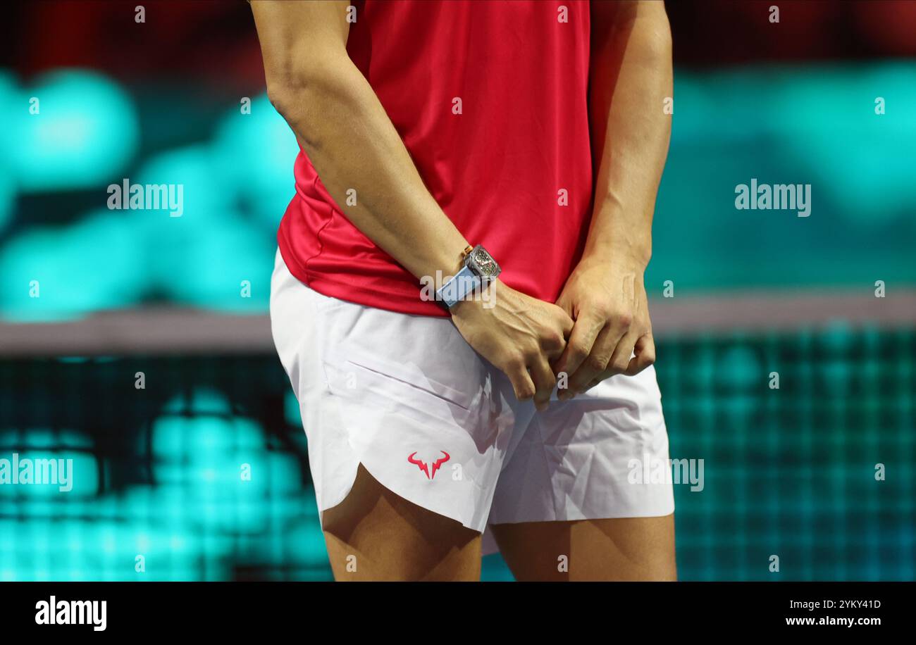 Malaga, Großbritannien. 20. November 2024. Rafa Nadal aus Spanien hielt seine Hände während einer Hommage-Zeremonie für seine Karriere, als er sich während des Davis Cup Finals 2024 vom Profispieler zurückzieht, nachdem er von der niederländischen Mannschaft in der Palacio de Deportes Jose Maria Martin Carpena Arena in Malaga ausscheidet. Quelle: Isabel Infantes/Alamy Live News Stockfoto