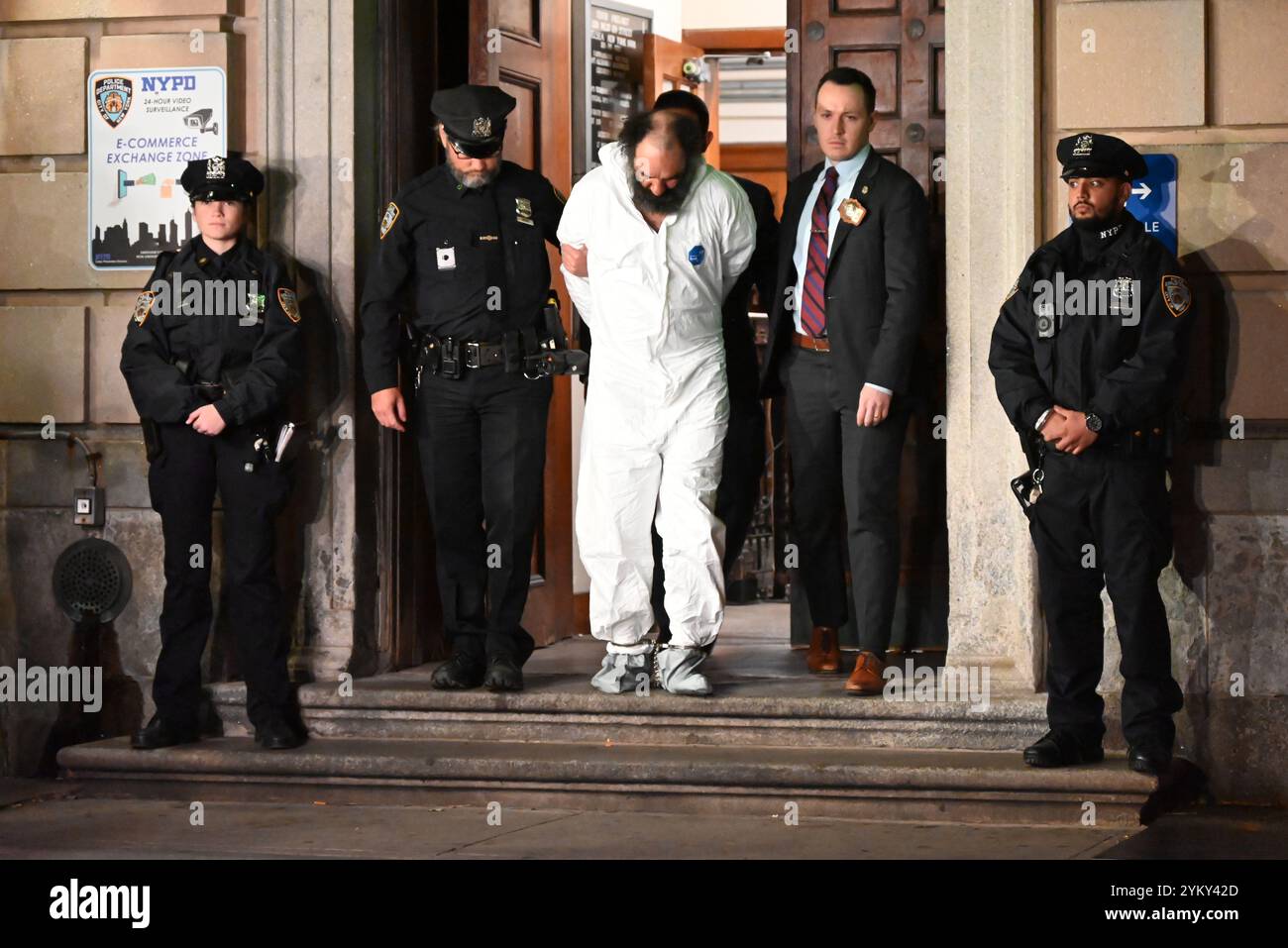 Manhattan, Usa. November 2024. Der 51-jährige Verdächtige, der als Ramon Rivera identifiziert wurde, verlässt das Polizeirevier des NYPD, nachdem er angeblich drei tödliche Messerstiche in Manhattan begangen hat. Quelle: SOPA Images Limited/Alamy Live News Stockfoto