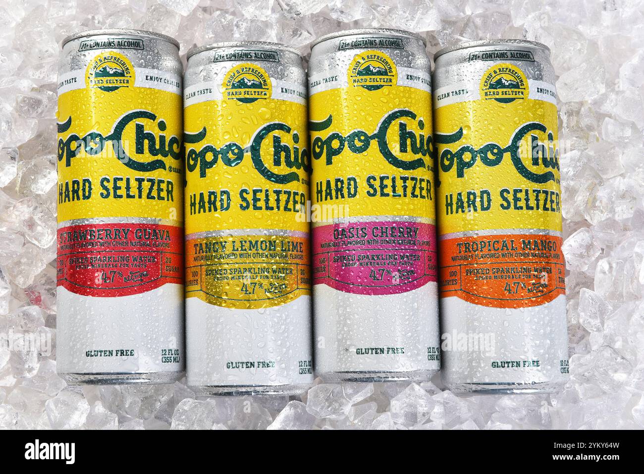 IRVINE, KALIFORNIEN - 19. NOV 2024: 4 Dosen Topo Chico auf einem Eisbett, Erdbeere Guava, würzige ZitronenLimette, Oasis Cherry und tropische Mangofaromen. Stockfoto