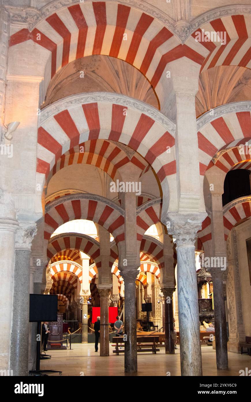 In der Moschee – Kathedrale von Córdoba, Spanien. Mit bogenförmigen Säulen im maurischen Stil Stockfoto