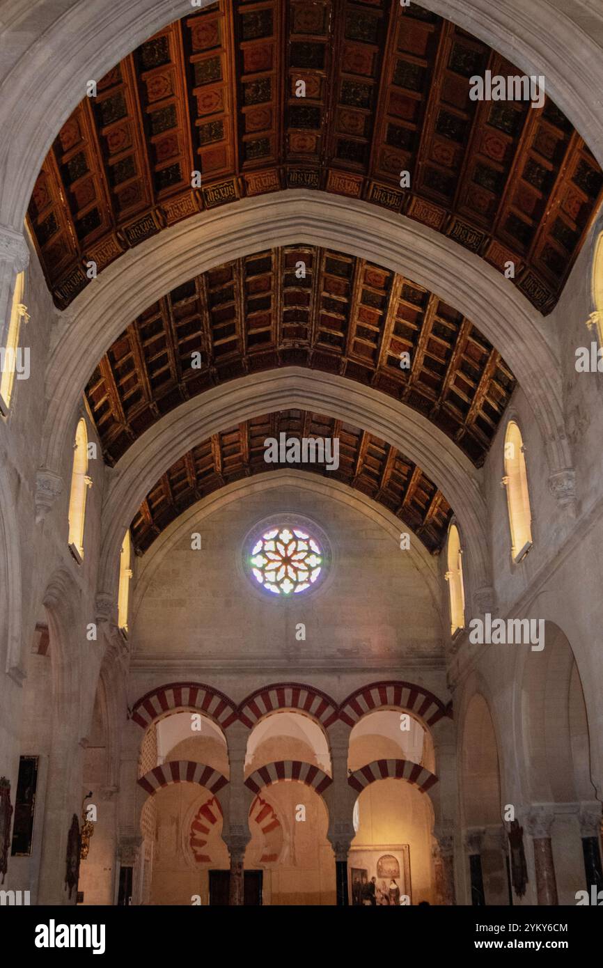 In der Moschee – Kathedrale von Córdoba, Spanien. Mit bogenförmigen Säulen im maurischen Stil Stockfoto