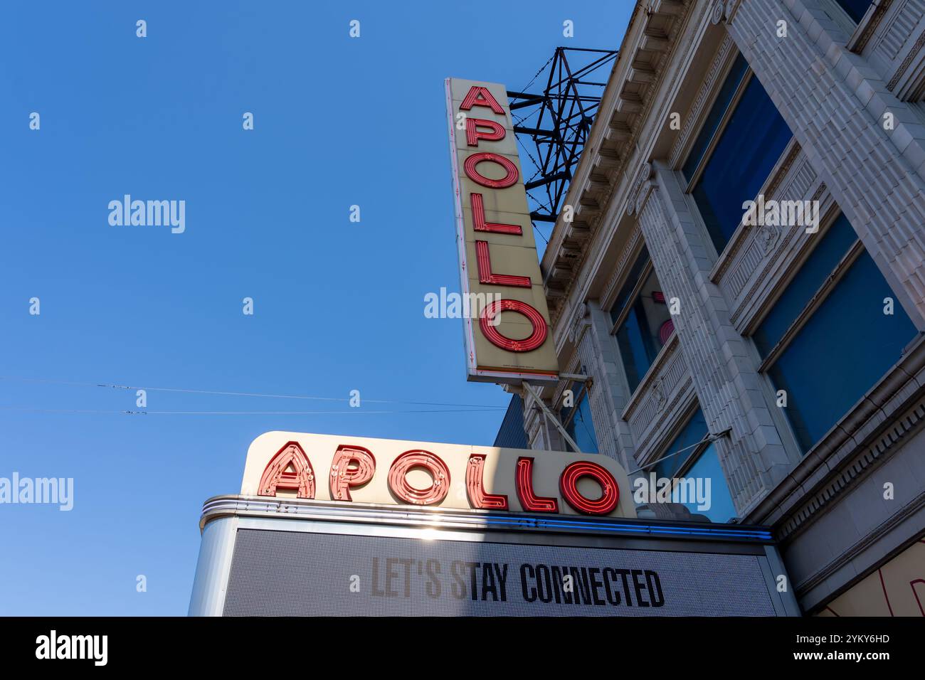 New York City, USA – 19. August 2022: Das Apollo Theater Logo auf dem Gebäude ist in New York City, USA zu sehen. Stockfoto