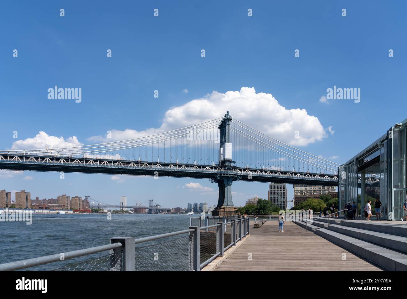 New York City, USA - 19. August 2022: Manhattan Bridge mit Gebäuden im Hintergrund in New York City, NY, USA. Stockfoto