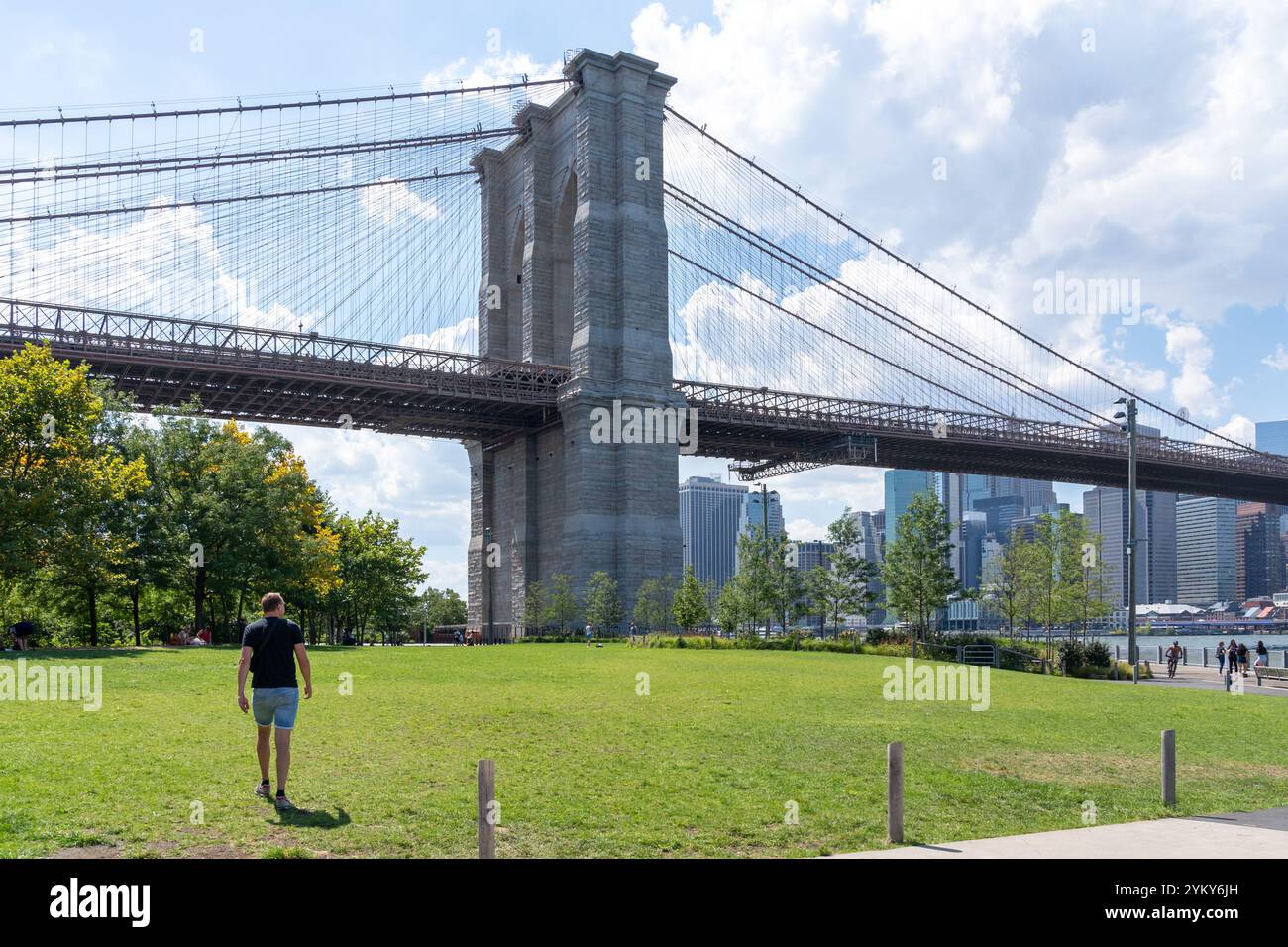 Brooklyn Bridge mit Gebäuden im Hintergrund in New York City, NY, USA. Stockfoto