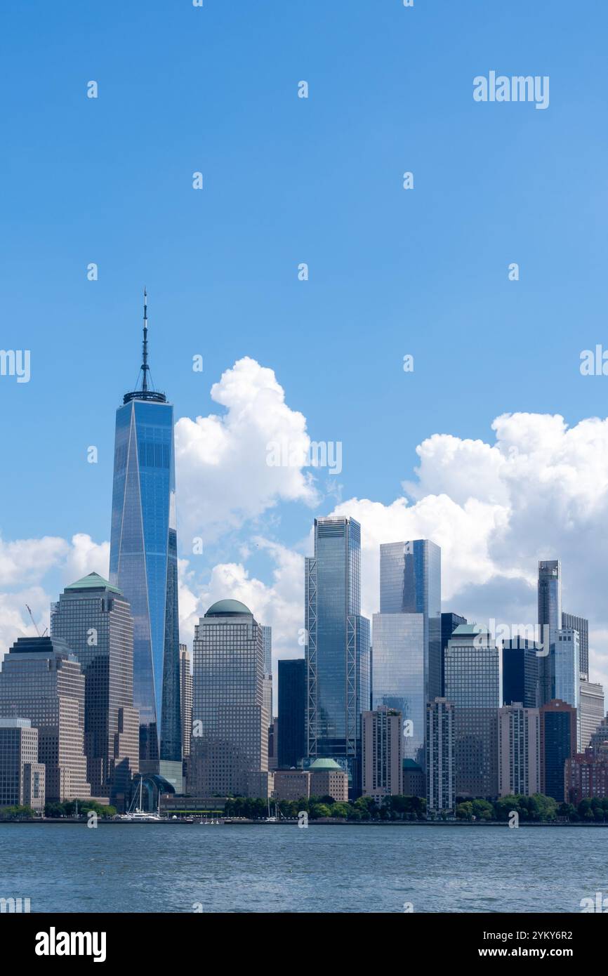 Blick auf die Skyline von Downtown Manhattan vom Wasser aus. New York City, USA. Stockfoto