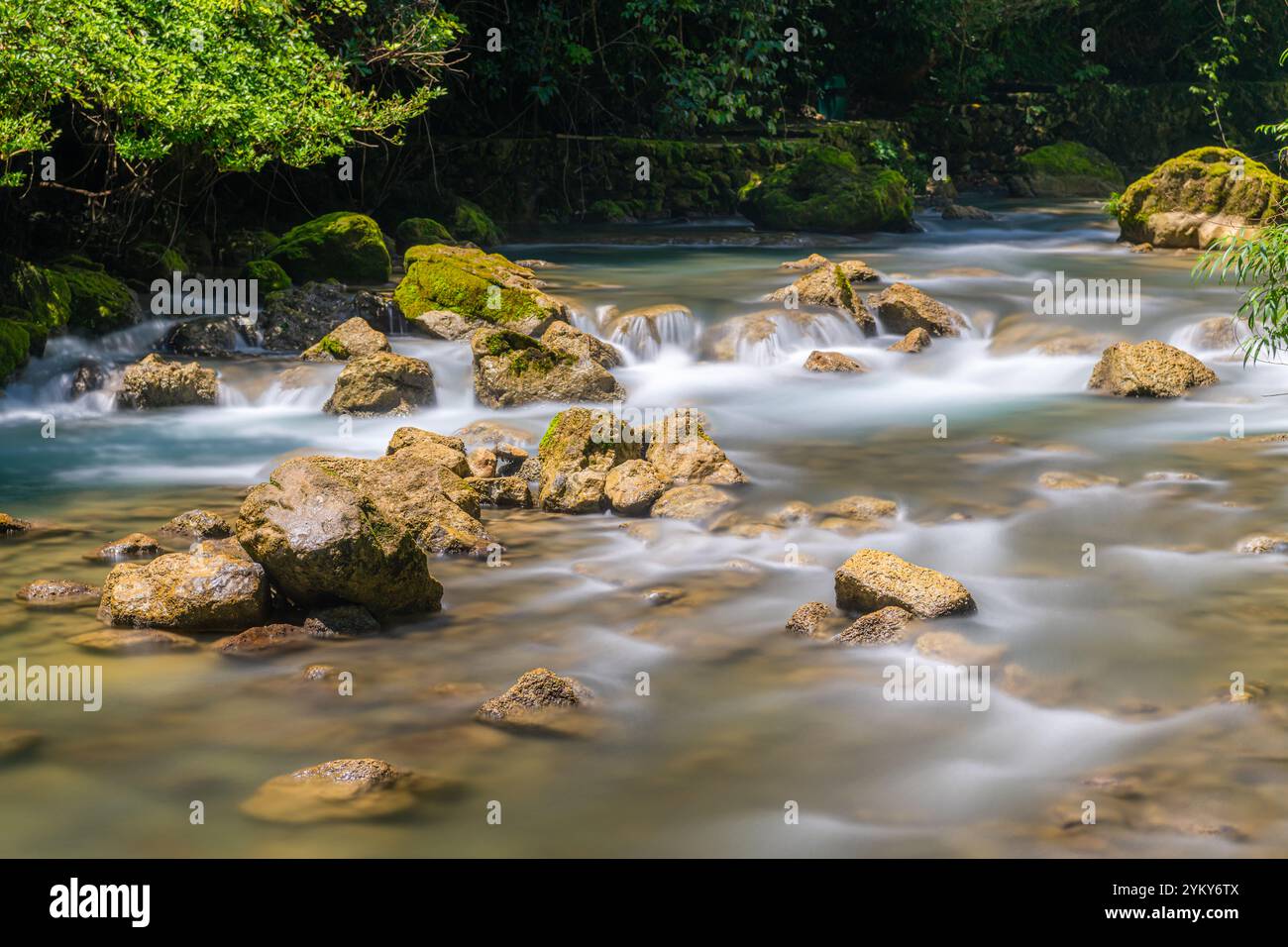 Sieben kleine Bögen (auch bekannt als Xiaoqikong) ist eine überraschende Entdeckung im Süden von Guizhou, Libo County, China, Langzeitbelichtungsaufnahme Stockfoto