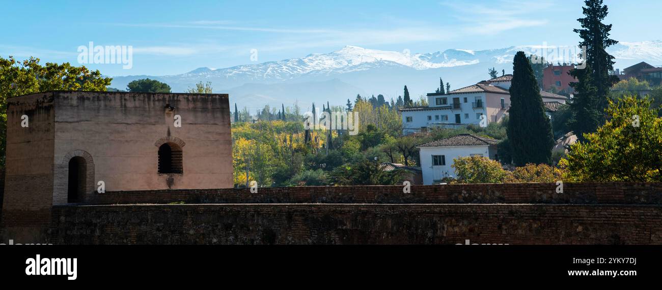 Entlang der Mauer um die Alhambra von Granada in Spanien, mit Sierra Nevada im Hintergrund. Stockfoto
