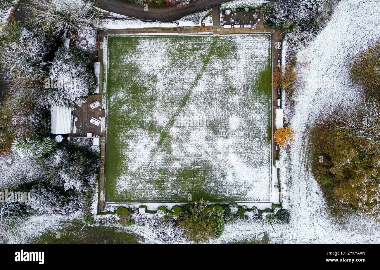 Liverpool. November 2024. Eine Luftdrohne, die am 19. November 2024 aufgenommen wurde, zeigt einen Blick auf den Sefton Park nach Schneefall in Liverpool, Großbritannien. Quelle: Xinhua/Alamy Live News Stockfoto