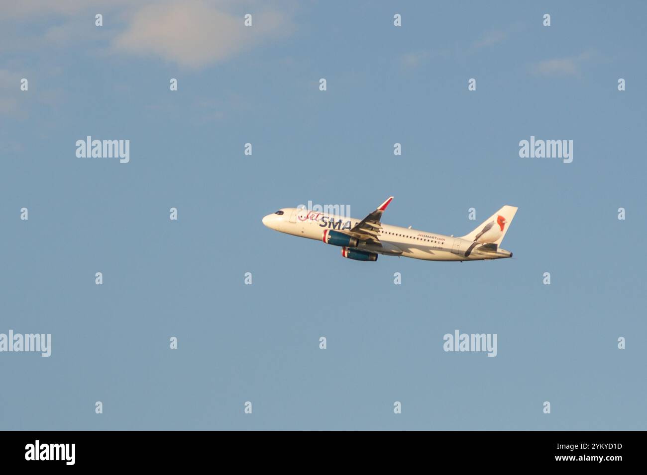 Airbus A320-232 von Jet Smart Airline mit einem Bild eines Kardinals mit Rotwappen, gesehen in Buenos Aires, Argentinai Stockfoto