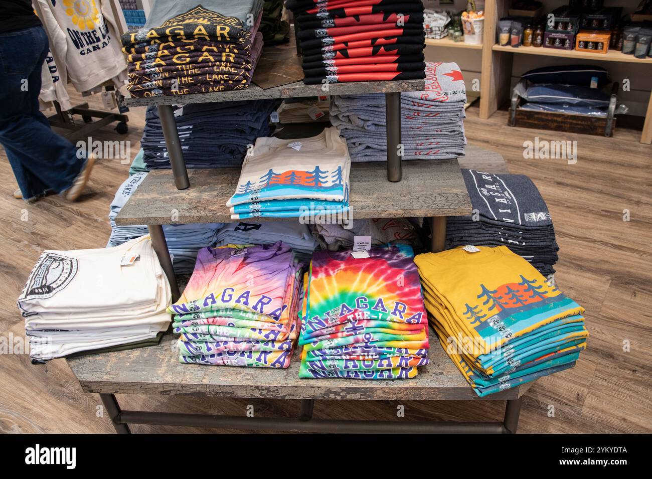 Souvenir-T-Shirts zum Verkauf im „cool as a Moose“-Souvenirladen auf Clifton Hill in Niagara Falls, Ontario, Kanada Stockfoto