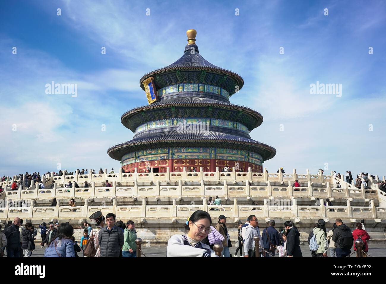 Peking, China - 20. Oktober 2024: Die Halle des Gebets für gute Ernten im Tempel des Himmels. Beliebtes touristisches Wahrzeichen und Reiseziel. Stockfoto