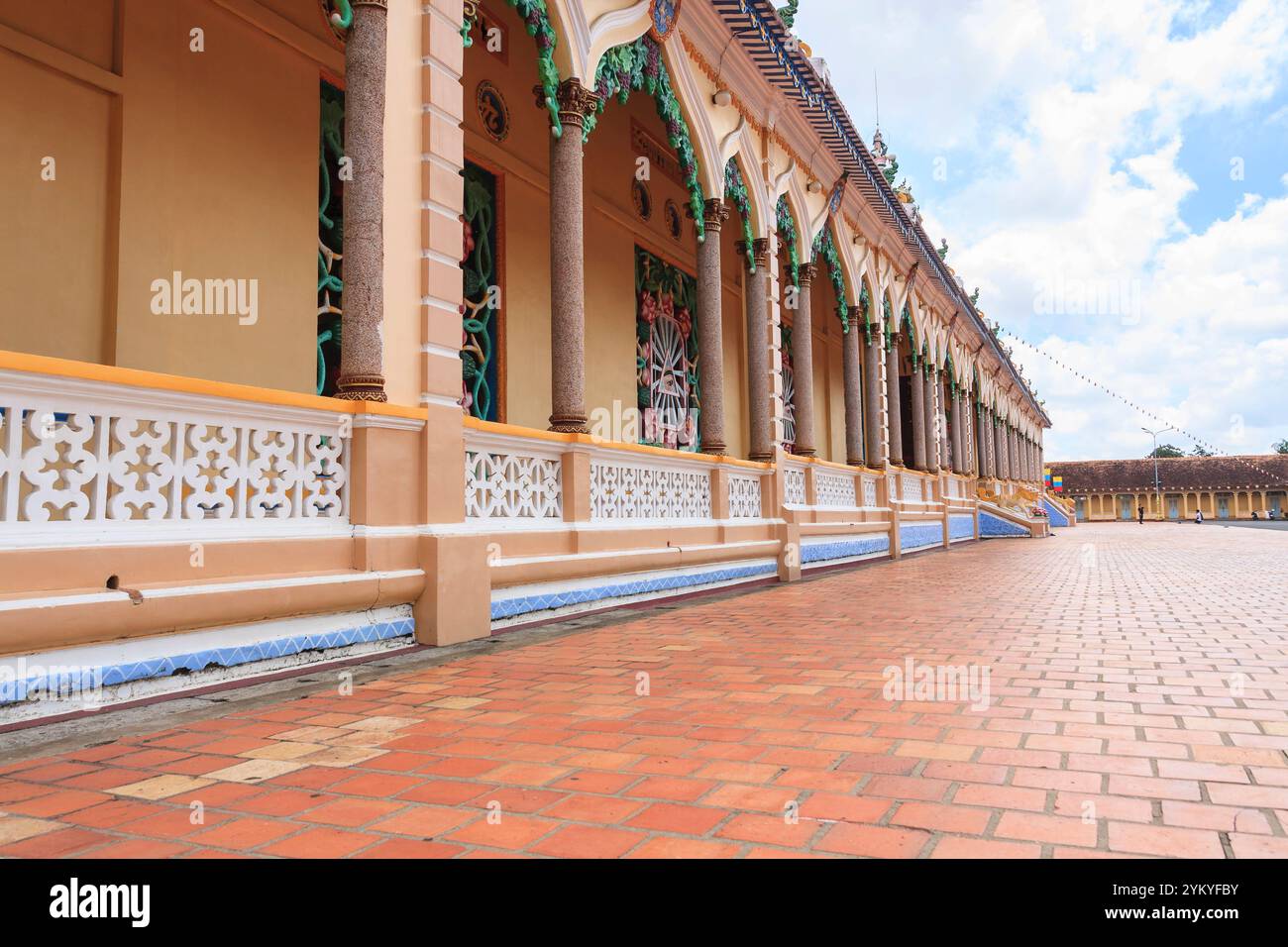 Der Heilige Stuhl von Tay Ninh ist ein Turm des Kaodaismus in der Provinz Tay Ninh in Vietnam. Bekannt für seine einzigartige Mischung aus architektonischen Stilen aus verschiedenen Religionen. Stockfoto