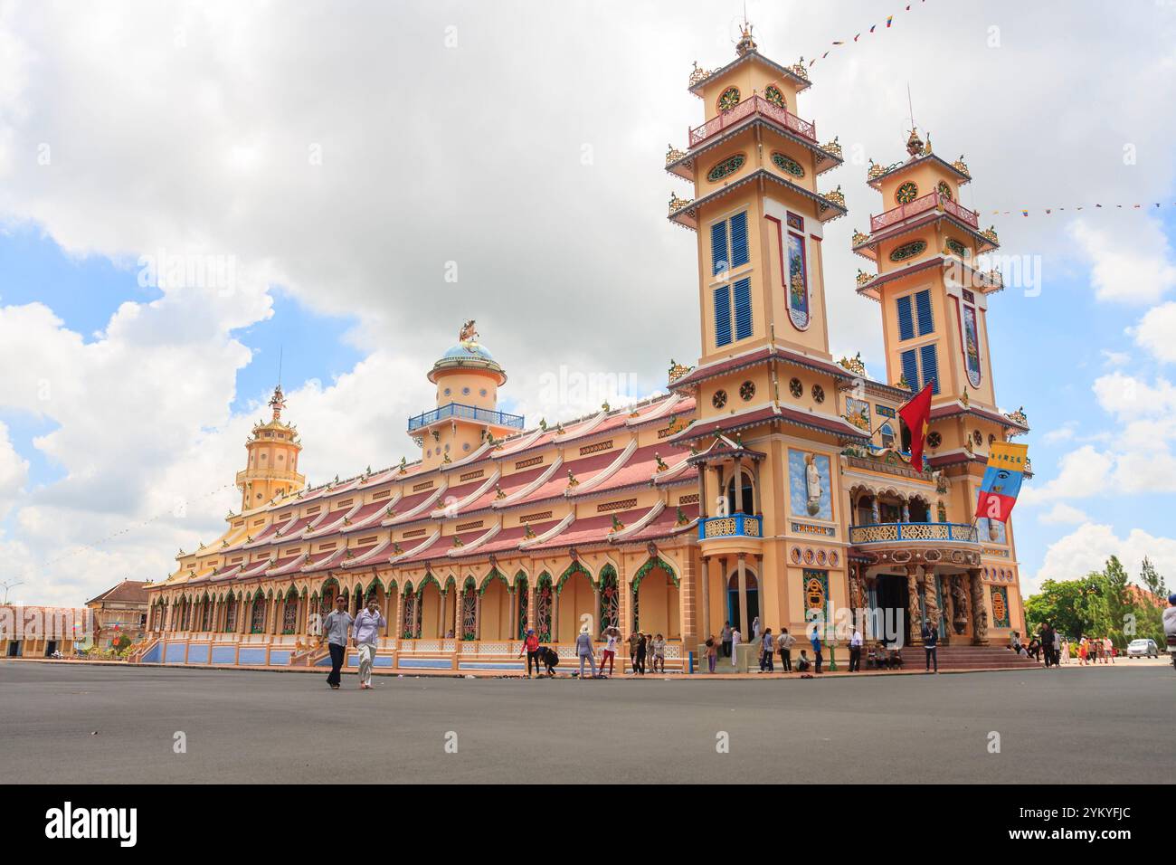 Der Heilige Stuhl von Tay Ninh ist ein Turm des Kaodaismus in der Provinz Tay Ninh in Vietnam. Bekannt für seine einzigartige Mischung aus architektonischen Stilen aus verschiedenen Religionen. Stockfoto