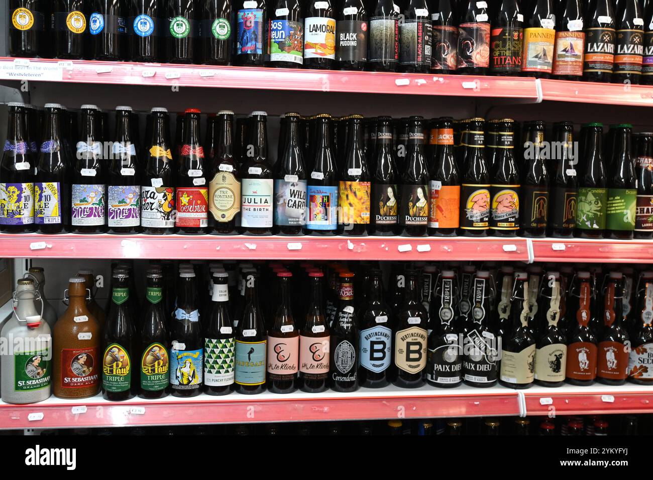 Auswahl belgischer Biere auf einem Regal – Brügge, Belgien – 23. Oktober 2024 Stockfoto