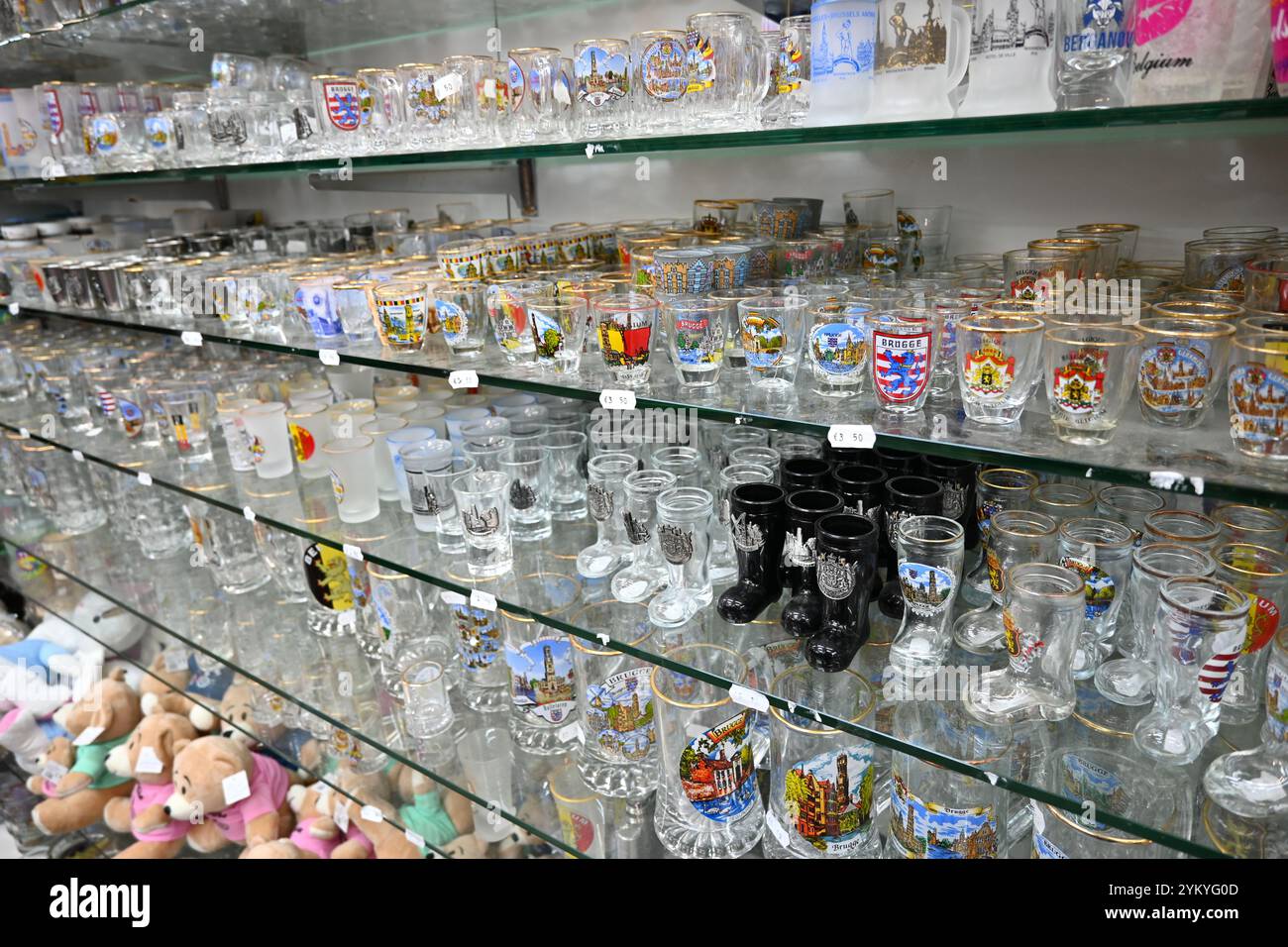 Souvenirs aus Glas in einem Souvenirladen in brügge – Brügge, Belgien – 23. Oktober 2024 Stockfoto