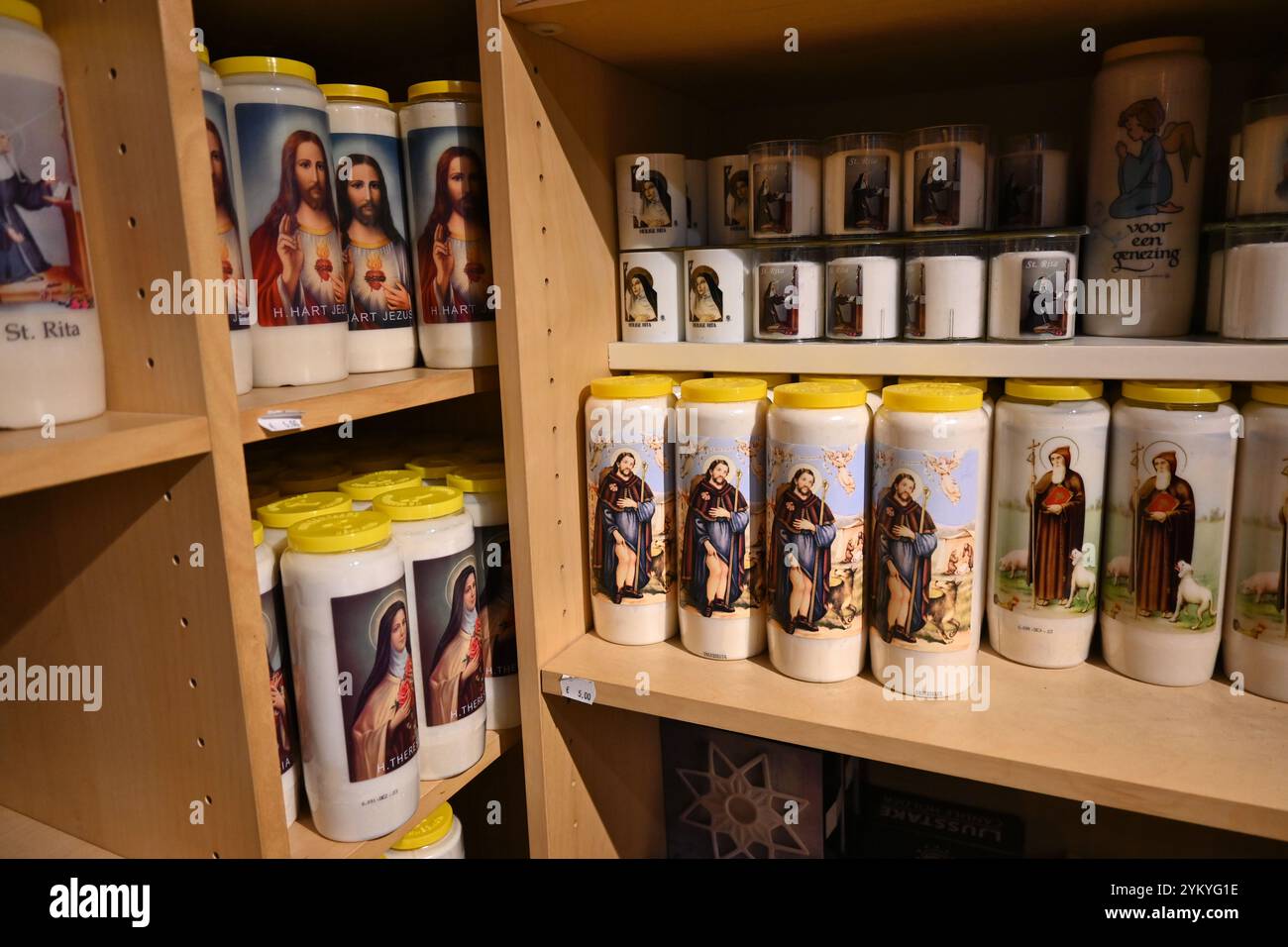 Christliche Gebetskerzen im Regal in einem Geschäft – Brügge, Belgien – 23. Oktober 2024 Stockfoto