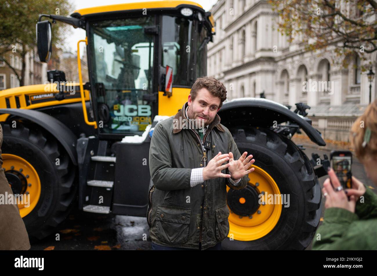 London, Großbritannien. November 2024. Ein Demonstrant nimmt an der Demonstration Teil. Die britischen Bauern demonstrieren in London gegen Steueränderungen, die die Labour-Regierung im Haushalt 2024 vorgenommen hat. Quelle: SOPA Images Limited/Alamy Live News Stockfoto