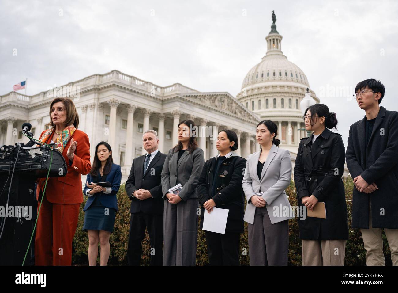 Washington, Usa. November 2024. Die ehemalige Repräsentantin des Repräsentantenhauses Nancy Pelosi und der republikanische Rep. Chris Smith nahmen an einer Kundgebung zur Unterstützung von Hongkong Teil 47 am 19. November 2024 hat ein Gericht in Hongkong 45 pro-demokratische Persönlichkeiten zu vier bis zehn Jahren Gefängnis verurteilt, in der größten nationalen Sicherheitsanwaltschaft der Stadt seit der Einführung des Gesetzes im Jahr 2020. (Foto: May Yeung/SOPA Images/SIPA USA) Credit: SIPA USA/Alamy Live News Stockfoto