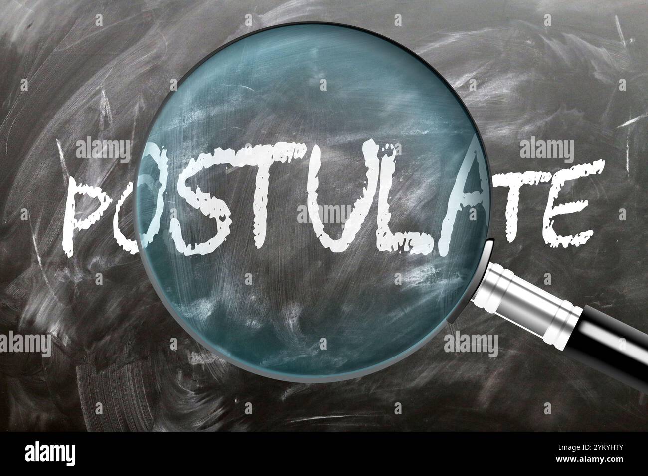 Postulat – Lernen, studieren und inspizieren. Ich schaue mir das Postulat genauer an. Eine Lupe, die das Wort "Postulat" auf einer Tafel vergrößert Stockfoto