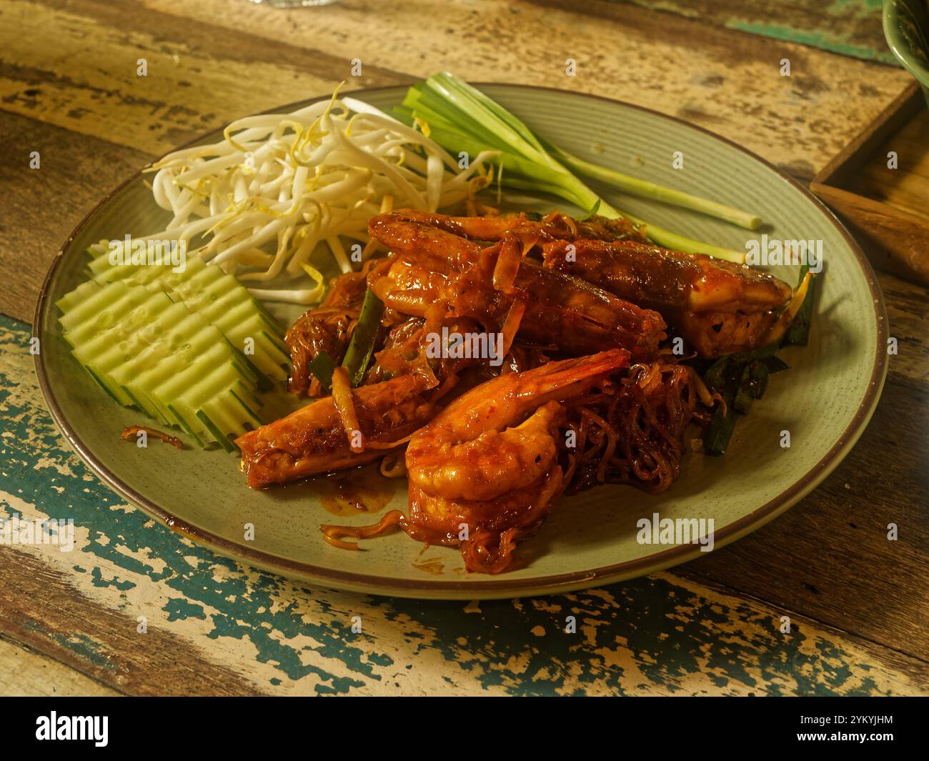 Shrimp Pad Thai serviert auf einem Teller Stockfoto