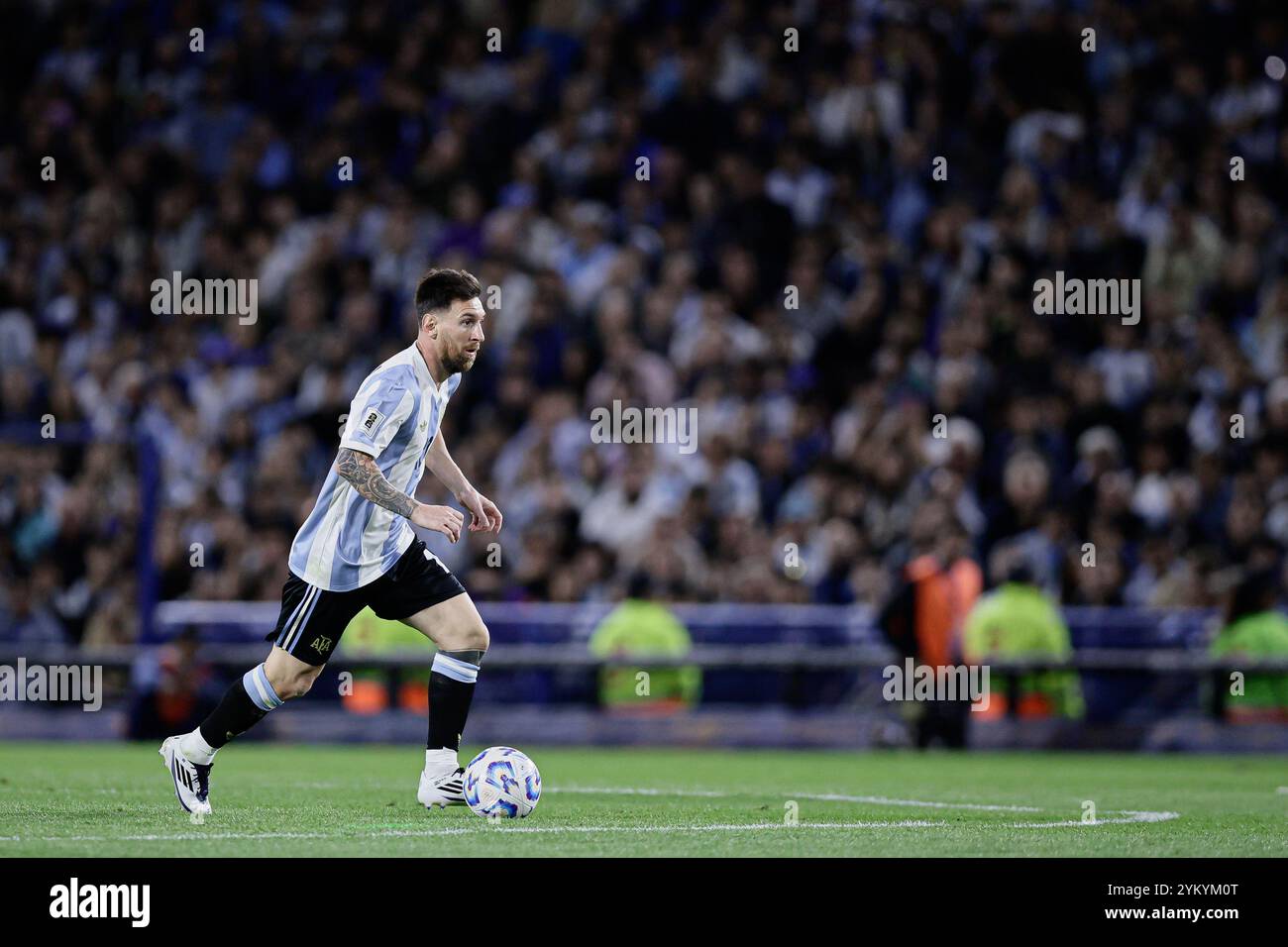 Buenos Aires, Argentinien - 19. November 2024: Argentinien siegte mit einem entscheidenden Tor von Lautaro Martinez über Peru und sicherte sich am Ende des Jahres seine Position als Anführer der Südamerikanischen WM-Qualifikation. Mit Lionel Messi, Torhüter Emiliano „Dibu“ Martinez und anderen Starspielern auf dem Feld verfolgte Cheftrainer Lionel Scaloni eine Offensive, die sich in der zweiten Halbzeit auszahlte. Das Team freut sich nun auf die Wiederaufnahme der Qualifikationsspiele im März. Foto: UNAR Photo / ALAMY News Stockfoto Buenos Aires, Argentinien - 19. November 2024: Argentinien siegte mit einem entscheidenden Tor von Lautaro Martinez über Peru und sicherte sich am Ende des Jahres seine Position als Anführer der Südamerikanischen WM-Qualifikation. Mit Lionel Messi, Torhüter Emiliano „Dibu“ Martinez und anderen Starspielern auf dem Feld verfolgte Cheftrainer Lionel Scaloni eine Offensive, die sich in der zweiten Halbzeit auszahlte. Das Team freut sich nun auf die Wiederaufnahme der Qualifikationsspiele im März. Foto: UNAR Photo / ALAMY News Stockfoto