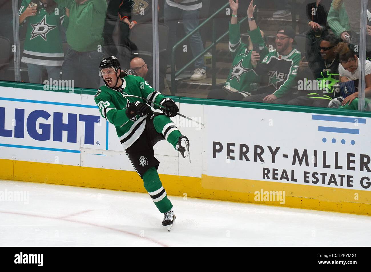 Dallas, Usa. November 2024. Matt Duchene #95 der Dallas Stars feierte, nachdem er im American Airlines Center ein Tor gegen Anaheim Ducks geschossen hatte. Endergebnis Dallas Stars 2 - 4 Anaheim Ducks. Am 18. November 2024 in Dallas, Texas. (Foto: Javier Vicencio/Eyepix Group) Credit: Eyepix Group/Alamy Live News Stockfoto