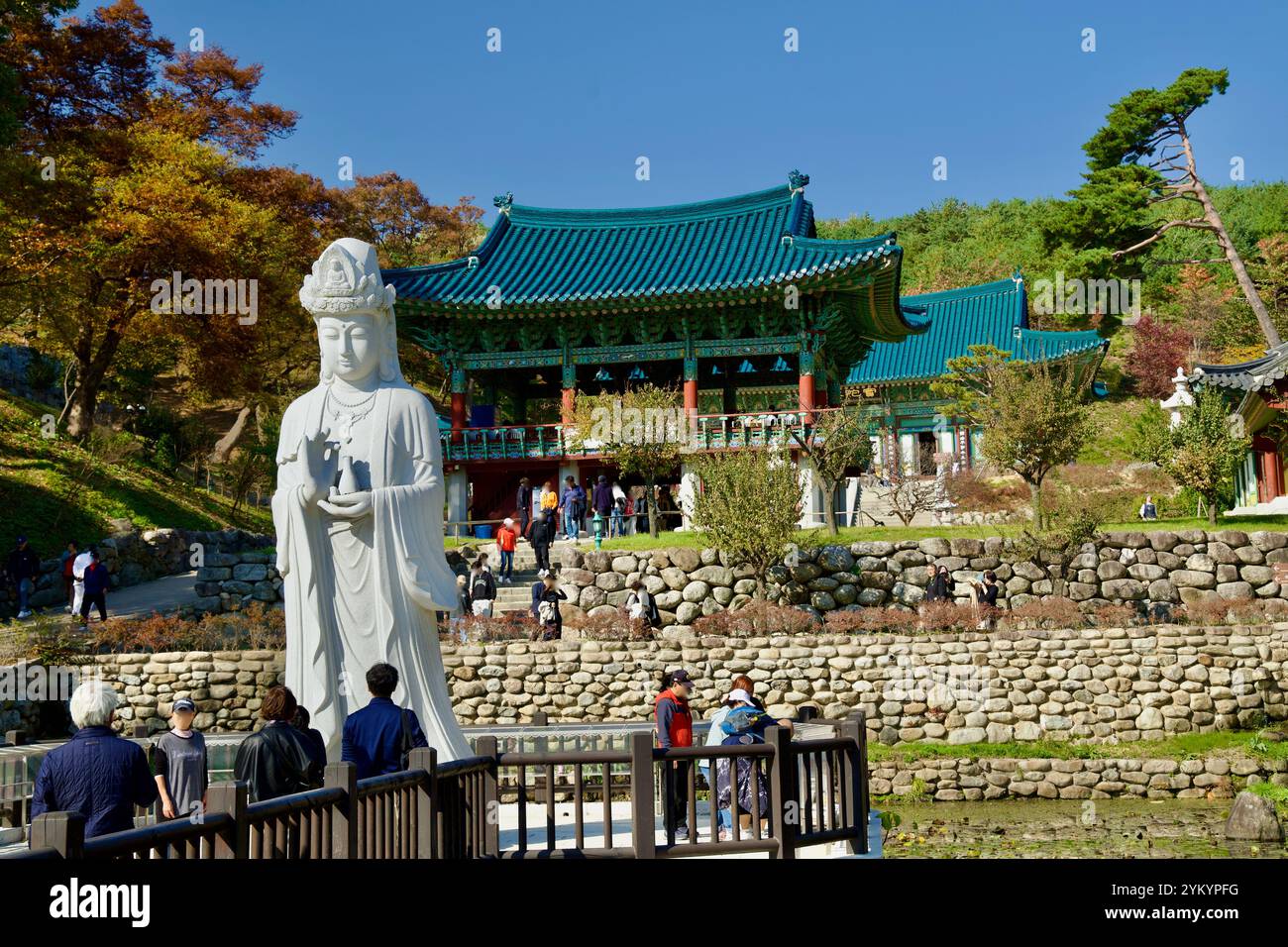 Yangyang County, Südkorea - 3. November 2024: Die Avalokitesvara-Statue mit der malerischen Kulisse traditioneller koreanischer Tempelpavillons in Naksan Stockfoto