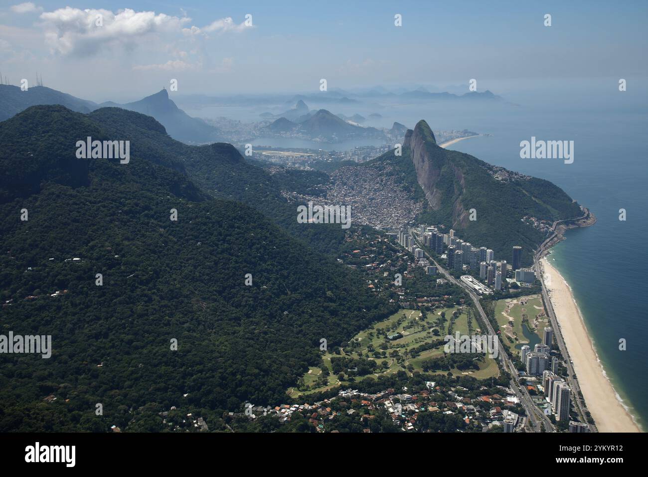 Rio De Janeiro, Brasilien. März 2023. Der Strand São Conrado, der Hügel Dois Irmãos (zwei Brüder) und die Favela Rocinha sind von Pedra da Gavea aus in Rio de Janeiro, Brasilien, zu sehen. (Foto: Apolline Guillerot-Malick/SOPA Images/SIPA USA) Credit: SIPA USA/Alamy Live News Stockfoto