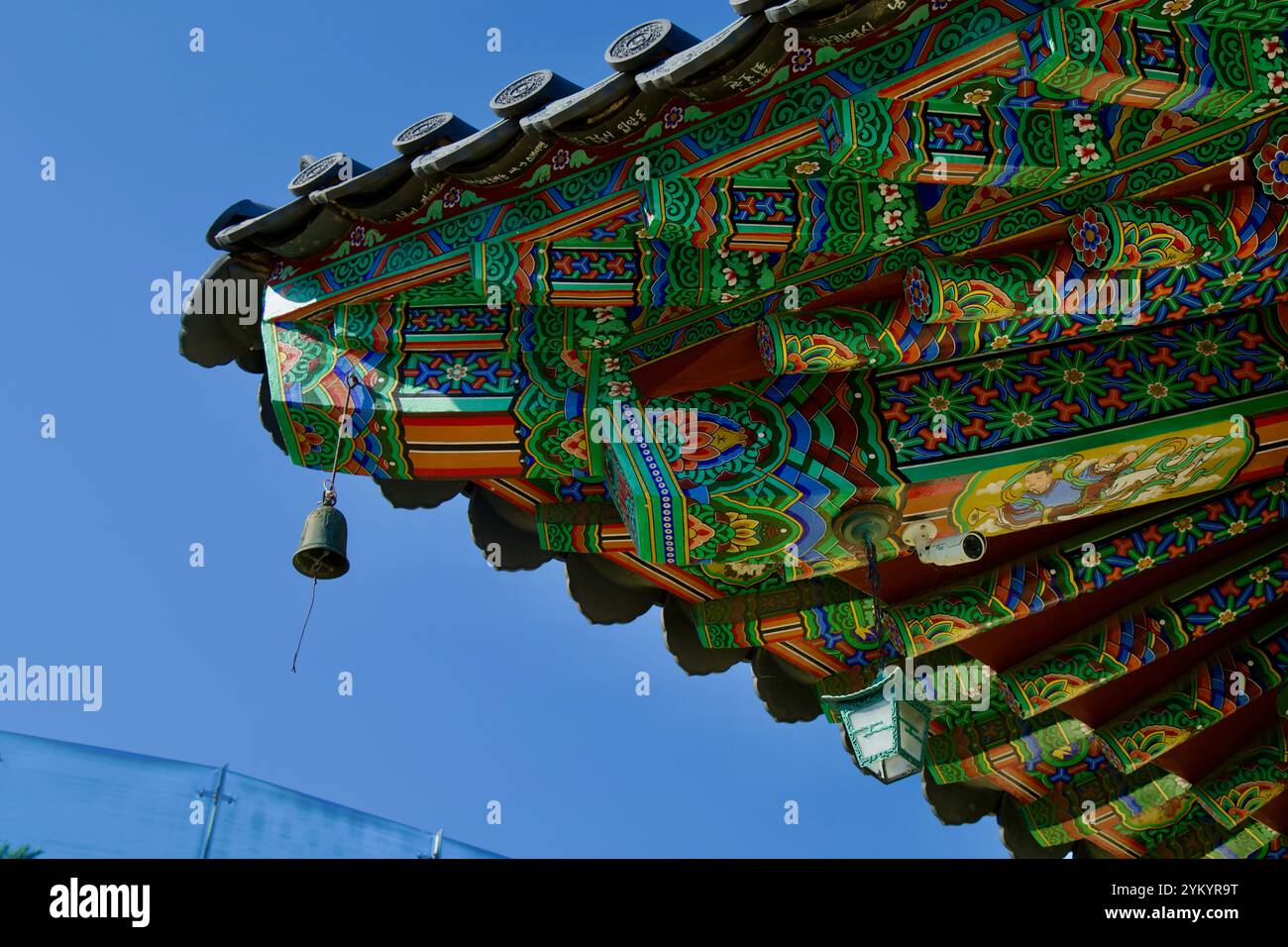 Yangyang County, Südkorea - 3. November 2024: Die kunstvollen, farbenfrohen Traufe eines traditionellen koreanischen Tempeldaches in Naksansa zeigen kompliziertes Handwerk Stockfoto