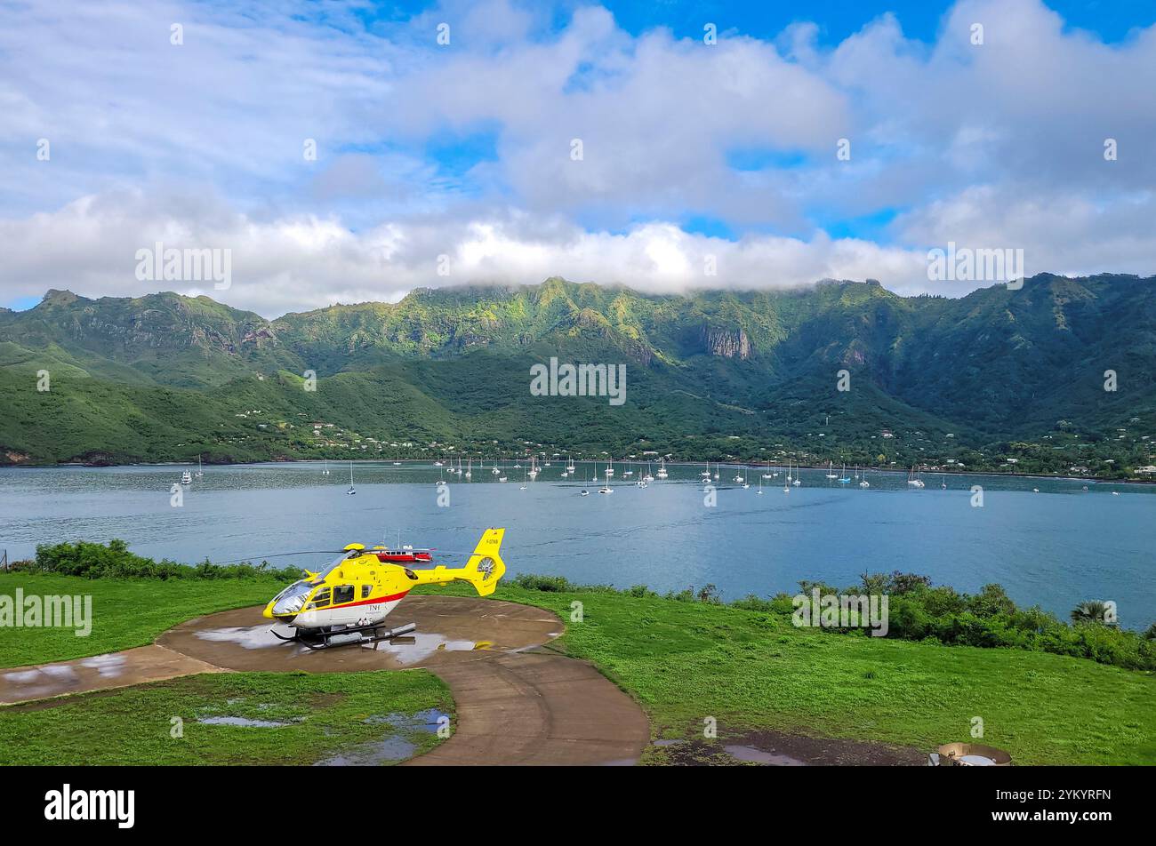 Gelber Hubschrauber in der Nähe einer Bucht von Nuku Hiva, Marquesas-Inseln, Französisch-Polynesien Stockfoto