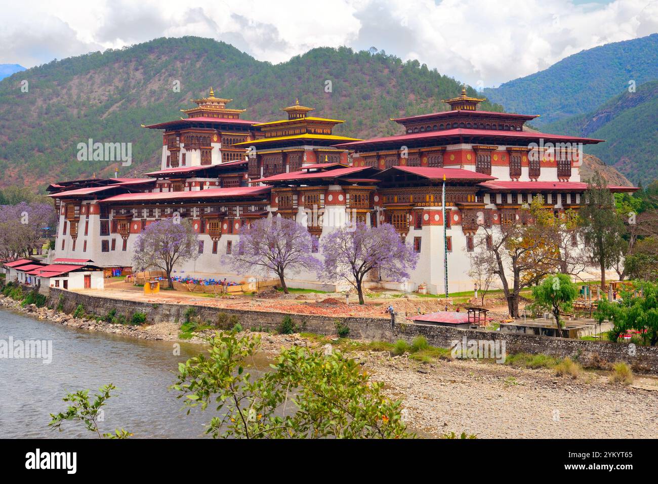 Punakha Dzong, auch bekannt als Pungtang Dechen Photrang Dzong, liegt im Punakha-Wangdue-Tal, Punakha, Bhutan Stockfoto